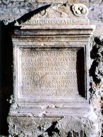 Altare con dedica alle ninfe di Anna Perenna.