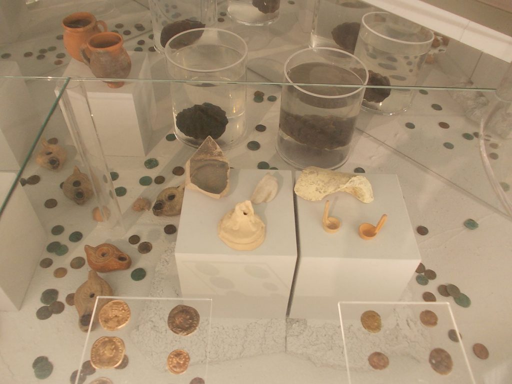 Alcuni oggetti rinvenuti durante lo scavo della Fontana di Anna Perenna. Materiali esposti presso il Museo nazionale romano delle Terme di Diocleziano.